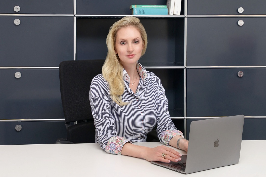 Anna Leinich an ihrem Schreibtisch